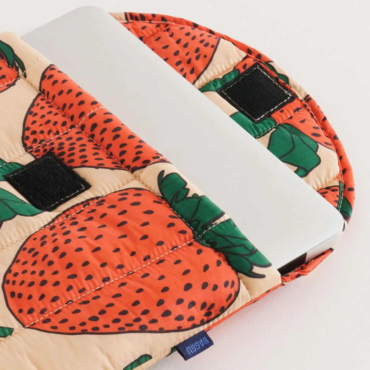 Baggu Puffy Laptop Sleeve 13"/14" in Strawberry